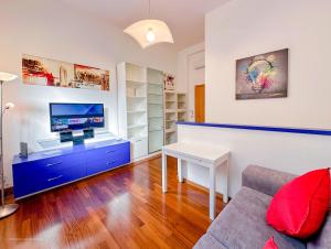 un soggiorno con un divano e un tavolo di Brunacci BEleven Suite - 5 min dai Navigli a Milano