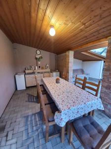 jadalnia ze stołem i krzesłami oraz kuchnia w obiekcie Ilona Apartman w mieście Gyula