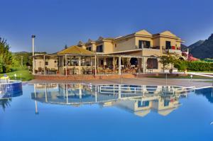 Bazén v ubytování Coralli Hotel nebo v jeho okolí