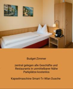 ein Hotelzimmer mit einem Bett mit Avertisation für in der Unterkunft Zum Treppche Hotel Garni in Gladenbach