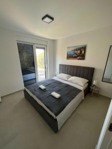 une chambre avec un grand lit avec deux serviettes dessus dans l'établissement Residence Doli Superior, à Vrsi