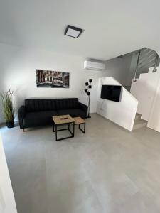 un salon avec un canapé noir et une table dans l'établissement Residence Doli Superior, à Vrsi 17 autres photos