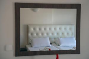 Llit o llits en una habitació de Coralli Hotel