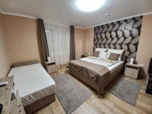 Posteľ alebo postele v izbe v ubytovaní Ilona Apartman