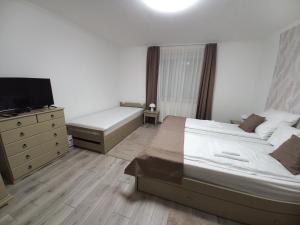 Posteľ alebo postele v izbe v ubytovaní Ilona Apartman