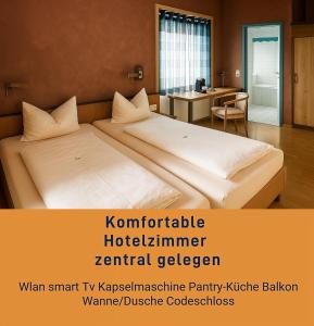ein Hotelzimmer mit einem Bett und einem Badezimmer in der Unterkunft Zum Treppche Hotel Garni in Gladenbach
