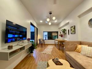 TV a/nebo společenská místnost v ubytování Dom Lucia 201 Quiet and Cozy 1 BHK Bandra Ocean Side WIFI