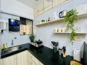 Kuchyň nebo kuchyňský kout v ubytování Dom Lucia 201 Quiet and Cozy 1 BHK Bandra Ocean Side WIFI