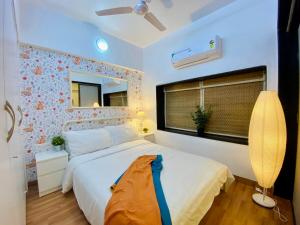 Postel nebo postele na pokoji v ubytování Dom Lucia 201 Quiet and Cozy 1 BHK Bandra Ocean Side WIFI