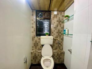 Koupelna v ubytování Dom Lucia 201 Quiet and Cozy 1 BHK Bandra Ocean Side WIFI + 32 fotografií