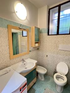 ランチャーノにあるCasa Bella Gialla - WelcHomeの洗面台、トイレ、鏡のあるバスルーム
