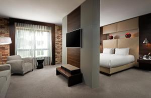 Katil atau katil-katil dalam bilik di Absolute Hotel Limerick