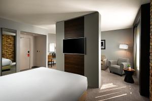Katil atau katil-katil dalam bilik di Absolute Hotel Limerick