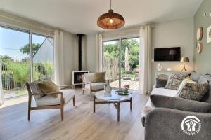 a living room with a couch and a table at Gîte Hent Sirius 5 pers. in Sarzeau