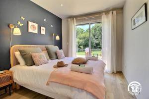 a bedroom with a large bed with a large window at Gîte Hent Sirius 5 pers. in Sarzeau