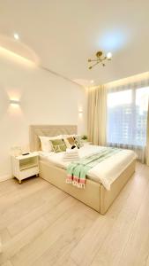 シムケントにあるЖК КАПИТАЛ СИТИ Евротрешкаの大きなベッドと窓のある寝室 +27枚の写真