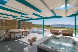 阿达玛斯Irida Luxury Residence的庭院中间带热水浴池的房子