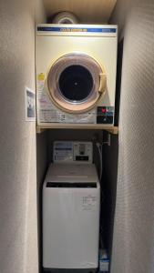 箱根町にあるGuest House Hakone LUMIの洗濯機と乾燥機が備わります。
