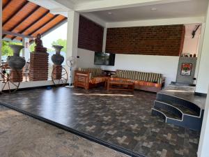 TV a/nebo společenská místnost v ubytování Karisa Nature Villa