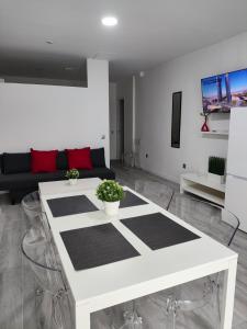 a living room with a white table and a couch at Santurce A2 Centro Wizink Bernabeu in Madrid