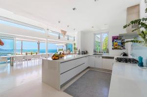 Kuchyň nebo kuchyňský kout v ubytování Villa Jhanaï