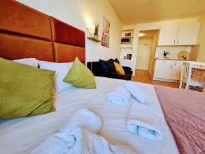 Ένα ή περισσότερα κρεβάτια σε δωμάτιο στο LIVE-INN PRAGUE COZY SUITE FOR 1-4 GUESTS, 20 Mins to center, Lift, Gym, Reception, Parking, Roof Terrace, Game & Party +59 φωτογραφίες