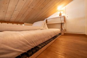 una camera con due letti e una luce sul muro di Eagle Horst-cozy Matterhorn view Studio by Inspiring Places Zermatt a Zermatt