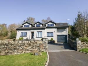 纽比桥Bishop Fell的白色的房子,有石墙和车道