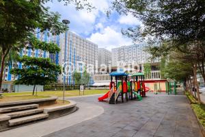 un parco giochi in un parco di fronte a un edificio di Balai Bibi at Urban Deca Homes Ortigas 3Br a Manila