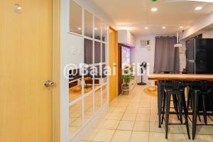 una cucina e una sala da pranzo con tavolo e sgabelli di Balai Bibi at Urban Deca Homes Ortigas 3Br a Manila