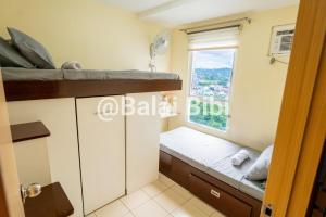 Piccola camera con finestra e letto a castello. di Balai Bibi at Urban Deca Homes Ortigas 3Br a Manila