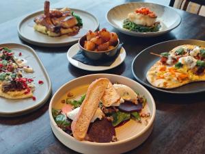 Makanan di atau berdekatan hotel