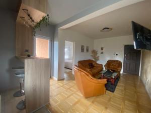 TV a/nebo společenská místnost v ubytování Apartman LIMA