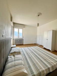 Voodi või voodid majutusasutuse Appartamento SOLE&LAGO sul lago d'Iseo a Sarnico toas