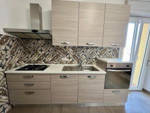 Köök või kööginurk majutusasutuses Appartamento SOLE&LAGO sul lago d'Iseo a Sarnico