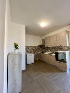 Köök või kööginurk majutusasutuses Appartamento SOLE&LAGO sul lago d'Iseo a Sarnico