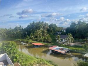 Una vista aérea de un río con casas y árboles. en Wan Danisha Villa Inn PC 1, en Kota Bharu 6 fotos más