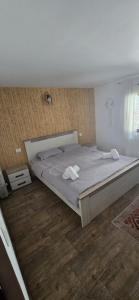 a bedroom with a bed with two towels on it at Cabanele din padure in Eşelniţa +15 photos