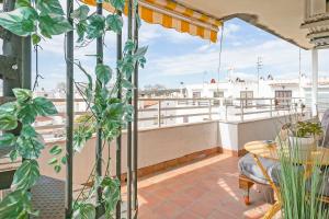 a balcony with a table and plants on a roof at Apartamento Cubelles Molí Baix in Cubelles