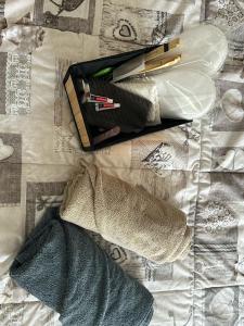 ein Paar Socken und Bücher auf einem Bett in der Unterkunft Namastè Ca Biasca in Biasca