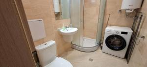 une salle de bain avec toilettes et lavabo et une machine à laver dans l'établissement Star Dreams P2, à Sveti Vlas
