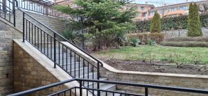 un escalier menant à un parc dans l'établissement Star Dreams P2, à Sveti Vlas