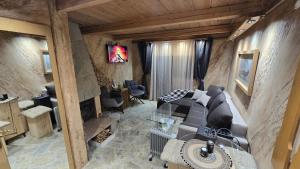 贝拉内Weekend house Lokve - Retro的带沙发的客厅俯视图