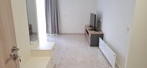 - un couloir avec une télévision sur une commode et une télévision sur une table dans l'établissement Star Dreams P2, à Sveti Vlas 4 autres photos