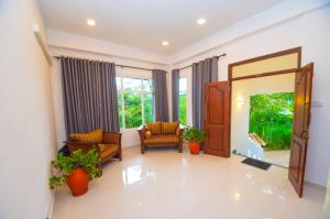 a living room with two chairs and a mirror at Meyon Ella in Ella