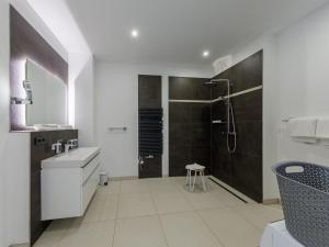 ein weißes Badezimmer mit Dusche und Waschbecken in der Unterkunft ALTE SEEFAHRTSCHULE - ZWEI WASSER App 11 "Mohnblume" in Wustrow + 20 Fotos