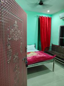 Postel nebo postele na pokoji v ubytování Hotel Ma Parvati Residency