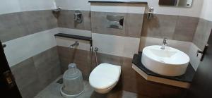 Koupelna v ubytování HOTEL PANKAJ RESIDENCY + 28 fotografií