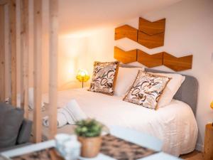 a bedroom with a bed with a wooden headboard at Les Ateliers de Philadelphe in Gaillac