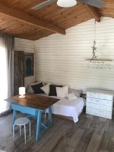 una camera con letto, tavolo e sedia di Charming Bungalow in Madrigueras a Madrigueras